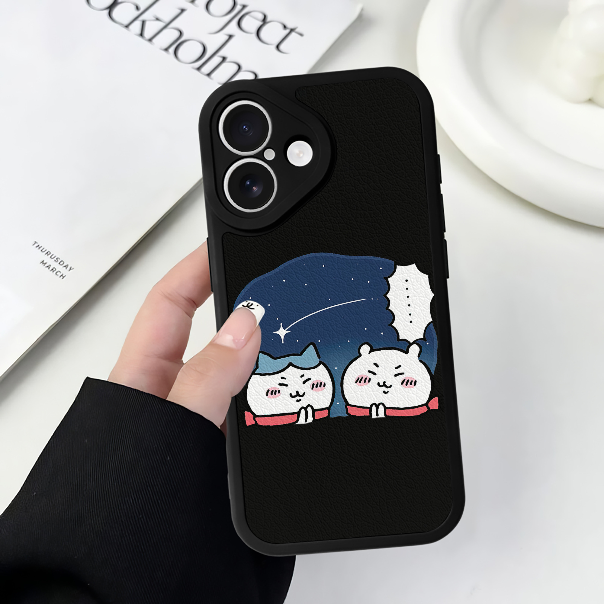 （画像用） ちいかわ ハチワレ Chii-kawa hachiware 【iPhone 16シリーズ対応】シリコンスマホケース（レザー調） 材質：シリコン